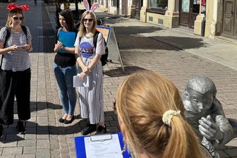 Wandertag auf dem Silberweg durch Freiberg mit Buch und Wanderschuhen - Team „Wandertag“ auf Tour über den Freiberger Skulpturenweg: Dank der aufgesetzten Ohren waren die Teilnehmer gut sichtbar.