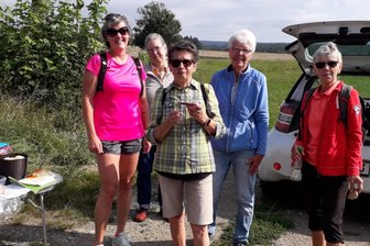 Wanderung im Vogtland: Umgehängte Markierungsfädchen sorgen für Unmut - Die Wanderung war grenzüberschreitend, es gab auch tschechische Unterstützung an den Stationen. Ein Ausdruck der immer engeren Freundschaft zwischen Bad Brambach und Plesná.