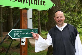 Wanderungen rund um den Spiegelwald mit Kräuterfrau und Mönch Michael - Michael Lohse lädt wieder als Mönch zur Themenwanderung an den Spiegelwald ein.
