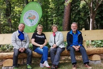 Wanderverband schenkt Bank - Eingeweiht wurde die Bank durch die Präsidentin des Wanderverbandes, Kathrin Hager aus Adorf (2. von rechts), ihren Ehemann Heinz (links), Ortschaftsratschefin Heike Sauer (2. von links) und Rainer Ittner aus Eichigt (rechts).