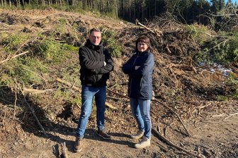 Wanderweg im Erzgebirge muss Steinbruch weichen - Nutzer wünschen sich Alternativangebot - Thomas Pampel und Ramona Hoffmann bedauern, dass es den Weg oberhalb des Steinbruchs bald nicht mehr geben soll.