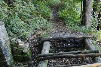 Wanderweg mit einer Lücke - Am Wanderweg von Niederwiesa nach Flöha (sogenannter Peitzweg) nahe dem Zusammenfluss von Zschopau und Flöha ist eine Holzbrücke über einem etwa einen Meter tiefen Graben kaputt.