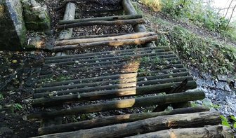 Wanderweg mit großer Lücke - Am Wanderweg von Niederwiesa nach Flöha (sogenannter Peitzweg) nahe dem Zusammenfluss von Zschopau und Flöha ist eine Holzbrücke über einen etwa einen Meter hohen Graben kaputt.