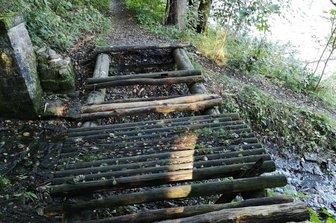 Wanderweg mit Lücke - Am Wanderweg von Niederwiesa nach Flöha (sogenannter Peitzweg) nahe dem Zusammenfluss von Zschopau und Flöha ist eine Holzbrücke über einen etwa einen Meter hohen Graben kaputt.