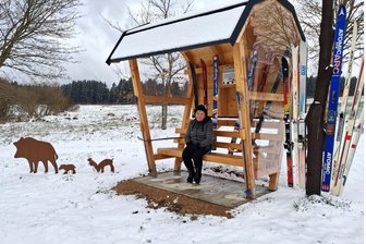 Wanderweg und Ausstellung im Erzgebirge: Schönheider werten Ausflugsziele auf - Die Sitzgruppen am Wanderweg „Historische Ski“ in Schönheide wurden mit Windschutz ausgestattet.