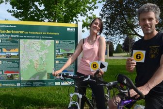 Wanderwege erhalten neue Ausschilderung - Julia Graf von der Auerbacher Tourist-Information und Marktmeister Jan Gabriel bringen die neuen Wandermarkierungen an.