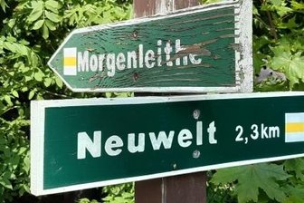 Wanderwege erhalten neue Beschilderung - Am Bockauer Weg bei Schwarzenberg-Heide stehen an einer Kreuzung diese Schilder. Das obere ist nicht mehr in bestem Zustand. 