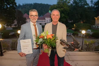Wanderwegewart und Retter des Fußballvereins erhalten Bürgerpreis von Bad Elster - Siegfried Werner aus Sohl (rechts) hat die Große Elster, den Bürgerpreis von Bad Elster, von Bürgermeister Olaf Schlott (Unabhängige Bürgerschaft/links) erhalten.