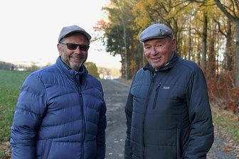 Wanderwegwarte: Staffelstab im südlichen Vogtland wechselt - Dieter Müller (links) kümmert sich ab Januar um die überregionalen Wanderwege im südlichen Vogtland. Der Werdaer übernimmt die Aufgabe vom Oelsnitzer Manfred Heinrich, der nach 13 Jahren das Amt abgibt.
