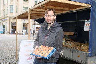 Wanderzirkus Wochenmarkt: Warum die Händler im Zwickauer Zentrum dauernd umziehen müssen - Der Verkaufswagen von Landei Mülsen ist neu im kleinen Kreis der Händler auf dem Zwickauer Wochenmarkt. Thomas Rudolph lobt den neuen Standort am Haupteingang zu den Zwickau-Arcaden. „Wenn‘s nach mir geht, bleiben wir hier“, macht er klar.