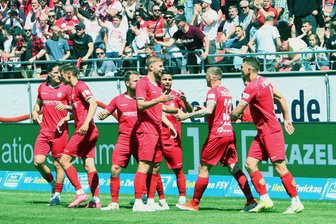 Wann der FSV Zwickau im Sommer nach Schönfels, Ebersbrunn und Kirchberg kommt - Die Fußballer des FSV Zwickau bejubeln den Ausgleich beim letzten Saisonheimspiel gegen Chemie Leipzig (1:1). In der Saisonvorbereitung wird das Team bei drei Vereinen des Kreisverbandes auflaufen.