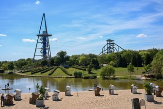 Wann Deutschlands höchste Riesenrutsche im Sonnenlandpark Lichtenau öffnet - Die Erlebnispyramide (links) im Sonnenlandpark soll am 20. September eröffnet werden.