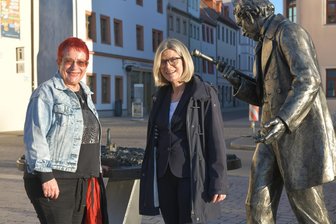 Wann die neue Rektorin an der Bergakademie Freiberg auftritt - Die künftige Rektorin Jutta Emes (re.) hat vor Wochen schon einen ersten Stadtrundgang mit Professorin Margit Enke von der TU Bergakademie unternommen.
