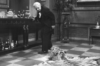 Wann "Dinner for One" zu Silvester im Fernsehen kommt - Freddie Frinton als Diener James im beliebten TV-Sketch «Dinner for One oder der 90. Geburtstag».