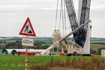 Wann endet die Ruhe auf der Windrad-Baustelle bei Wiederau? - Auf der Baustelle für die Windkraftanlage bei Wiederau liegen Teile des Turmes für die Montage bereit. So war es noch am Freitag zu beobachten.