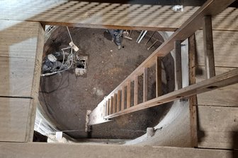 Wann erreicht das Grubenwasser in Oelsnitz und Lugau die Oberfläche? Neue Messstellen sollen bei der Prognose helfen - Blick von der Arbeitsbühne in den Friedrich-Engels-Schacht. Ganz in der Nähe soll eine Grubenwassermessstelle eingerichtet werden.