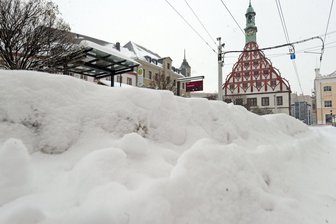 Wann es zuletzt weiße Weihnachten in Zwickau gegeben hat - Tief verschneite Haltestelle vorm Zwickauer Gewandhaus zu Weihnachten 2010. Mehr als einen Meter hohe Schneewehen bedecken die Schienen und machen ein Befahren unmöglich.