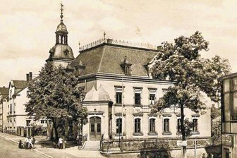 Wann fiel der Turm? Historie der Kaiserlichen Post von Oelsnitz nicht lückenlos geklärt - Postkarte etwa aus dem Jahr 1905, nur wenige Jahre nach Fertigstellung des Postgebäudes.