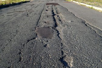 Wann in Schöneck der Ausbau der Bahnhofstraße beginnt und wie lange die Straße gesperrt ist - Die Fahrbahn der Schönecker Bahnhofsstraße ist seit langen sanierungsbedürftig.