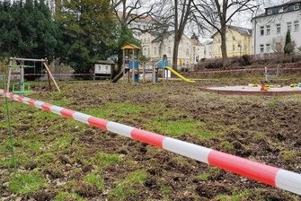 Wann ist der Spielplatz im Albertpark von Bad Elster wieder nutzbar? - Der Spielplatz im Albertpark ist seit Herbst gesperrt, wird aber augenscheinlich trotzdem genutzt, wie das Sandspielzeug verrät.
