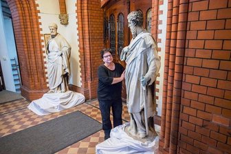 Wann kehren Petrus und Paulus an Portal von Auer Kirche zurück? - Kirchnerin Kathrin Schulze steht bei Paulus, im Hintergrund ist Petrus. Die beiden Figuren stehen seit November 2020 im Innenraum der St.-Nicolai-Kirche Aue. Sie wurden gesichert, weil es an ihrer Standfestigkeit mangelte. Wie es mit ihnen weitergeht, ist offen. 