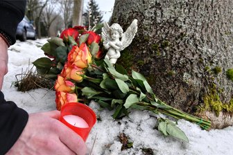 Wann kommt die Fahrerflucht nach Unfall mit Todesfolge am Tierheim Freiberg vor Gericht? - An der Unfallstelle im Freiberger Münzbachtal nahe dem Tierheim werden in Erinnerung an die vor fast einem Jahr tödlich verunglückte Frau immer wieder Blumen abgelegt und Kerzen angezündet.