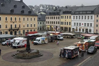 Wann kommt Käse-Maik wieder nach Annaberg? - So langsam werden es wieder mehr Händler auf dem Wochenmarkt am Dienstag in Annaberg-Buchholz. Käse-Maik fehlte diesmal allerdings.