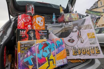 Wann werden in diesem Jahr Feuerwerkskörper verkauft? - Manche Discounter wie Lidl bieten für ihr Feuerwerk sogar Online-Reservierungen über ihre App an.