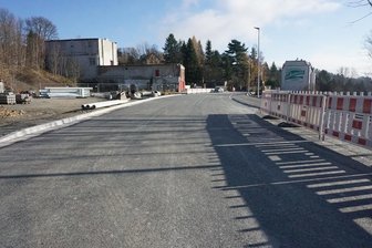 Wann wird die B 92 wieder freigegeben? - Die Bundesstraße in Oelsnitz: Derzeit laufen viele Restarbeiten. Einen Freigabetermin nennt das Straßenbaulandesamt bislang nicht. 