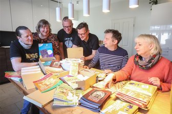 Wannenbuchmacher und Netzwerker: Chemnitzer Verleger Jens Korch erntet Messe-Lorbeer in Berlin - Mitglieder des Verlagsnetzwerk "Schöne Bücher" in Pleißa in Limbach-Oberfrohna beim Versandferigmachen von Informationsmaterial. Im Bild von links Mike und Jannette Bauroth vom Second Chances Verlag, Tristan Rosenkranz von Edition Outbird, Jens Korch von Edition Wannenbuch, Christian Wobst von der Edition Claus und Barbara Miklaw vom Mirabilis Verlag.