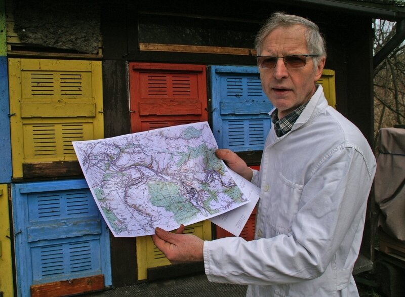 War die Chemnitzer Brandwolke doch giftig? - 
              <p class="artikelinhalt">Willi Arbeiter, der Vorsitzende des Imkervereins Flöha und Umgebung, hat auf einer Karte die Verluste an Bienenvölkern eingetragen: Die Schäden konzentrieren sich entlang der Flussläufe. </p>
            
