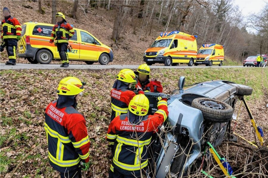 War es Sekundenschlaf? Zwei Verletzte bei Unfall in Lengenfeld - Das Fahrzeug erlitt Totalschaden und musste abgeschleppt werden.
