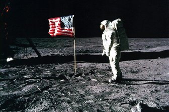 Waren die Amerikaner auf dem Mond? Die Russen wollen nachsehen - "Apollo-11"-Astronaut Edwin "Buzz" Aldrin steht am 20. Juli 1969 neben einer amerikanischen Flagge auf dem Mond.