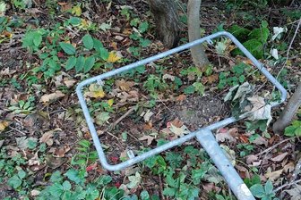 Waren im Schönecker Ortsteil Eschenbach Schilder-Diebe am Werk? - Der leere Rahmen des Ortseingangsschildes von Eschenbach.