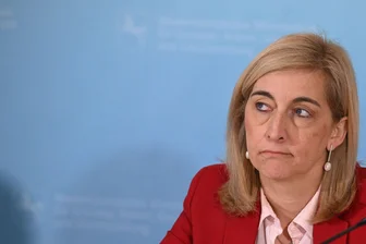 Warken will neue Milliardenlücke bei Krankenkassen schließen - Ministerin Warken hebt das Sparziel für stabile Kassenbeiträge an. 