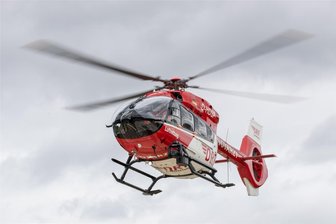 Warmbad: Mann stürzt bei Bauarbeiten von Dach – Rettungshubschrauber im Einsatz - Ein Rettungshubschrauber war am Freitagmorgen in Warmbad im Einsatz.