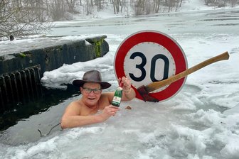 Warmduscher, Pinguine und die Magie der Minusgrade: Eisbaderin aus dem Erzgebirge feiert Jubiläum - Uta Loth aus Thalheim ist seit nunmehr 30 Jahren Eisbaderin. Zur Feier des Tages am Schwarzen Teich wurde angestoßen.