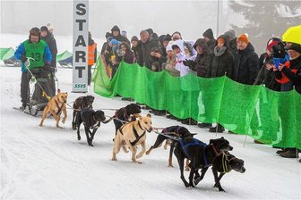 Warme Suppe für Huskys, Adrenalin für Zuschauer: Das war das 25. Schlittenhunderennen in Nassau - Winfried Kriegler aus Brandenburg startete mit seinem Achtergespann in der offenen, nicht reinrassigen Klasse. 