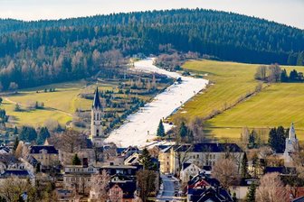 Warme Winterferien: Kunstschnee rettet Skigebiete im Erzgebirge - Die Skiarena Eibenstock am 22. Februar: Nur ein weißes Band aus Kunstschnee neben den Liften ermöglicht das Skifahren.