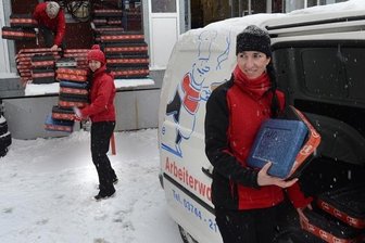 Warmes Menü hilft in kalter Zeit - Kathrin Voigt (links) und Arite Gazdik gehören zu den 25 Fahrern, die Essen auf Rädern verteilen. Frauen sind hier in der Mehrheit.