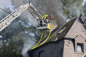 Warn-App Nina warnt vor großer Rauchentwicklung in Glösa - An der Ammernstraße 20 in Glösa stand ein Dachstuhl in Flammen.