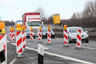 Warnbaken auf A 4 bei Chemnitz umgefahren: Mehrere Fahrzeuge beschädigt - Ein Kleinbus rammte am Ende einer Baustelle mehrere Warnbaken. Durch umherfliegende Teile wurden mehrere Fahrzeuge beschädigt.