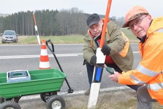 Warnlichter für das Wild - Jagdpächter Peter Nowos (rechts) und sein Mitstreiter Mario Nowos.