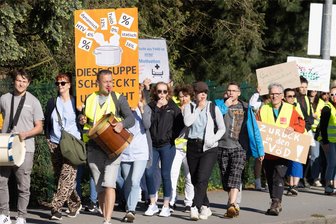 Warnstreik am Erzgebirgsklinikum: Team spürt wieder Zusammengehörigkeitsgefühl - Einige Hundert Klinik-Mitarbeiter hatten sich am Montag am Warnstreik des nicht-ärztlichen Dienstes am Erzgebirgsklinikum beteiligt. Im Bild die Mitarbeiter der Frühschicht von Annaberg, die zum Landratsamt liefen.