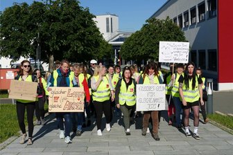Warnstreik am Erzgebirgsklinikum: Warum das Pflegepersonal auf die Straße geht - Kurz nach 8 Uhr machten sich die 30 Streikteilnehmer am Zschopauer Standort des Erzgebirgsklinikums auf den Weg, um für ihr Anliegen zu demonstrieren.