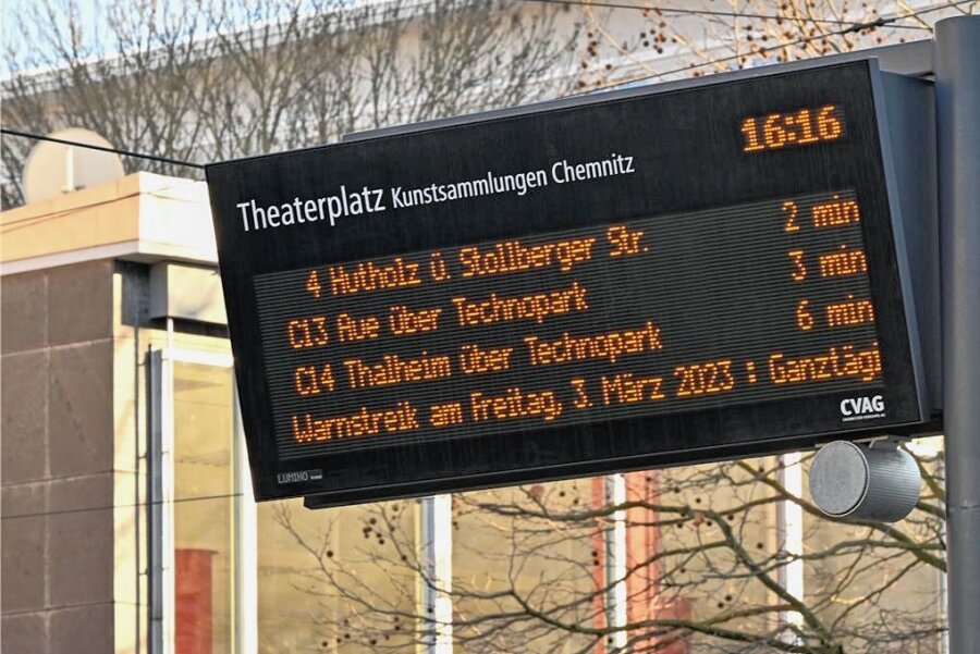 Warnstreik: Am Freitag fahren in Chemnitz keine Straßenbahnen und fast keine Busse - Auf den Anzeigetafeln an den Haltestellen wie hier am Theaterplatz weist die CVAG auf den Streik am Freitag hin. 