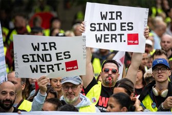 Warnstreik: Am Freitag fahren in Plauen keine Straßenbahnen und Stadtbusse - Am Freitag kommt es zu Warnstreiks im Nahverkehr. Das Foto zeigt eine Verdi-Aktion 2023 in Berlin.
