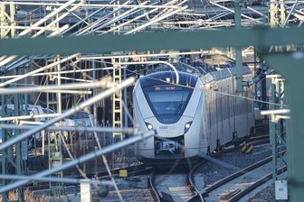 Warnstreik bei der Mitteldeutschen Regiobahn - Gewerkschaft fordert 35-Stunden-Woche - Ein Regionalexpress der Linie Dresden - Hof bei der Ausfahrt aus dem Hauptbahnhof Chemnitz: Am Samstag drohen bei der MRB flächendeckende Zugausfälle.