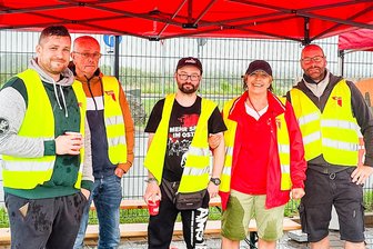 Warnstreik bei Edeka in Striegistal: Gewerkschaft erhöht Druck im Tarifstreit - Funda Römer (2. v. r.) unterstützte die Kollegen der Edeka Frische-Manufaktur.