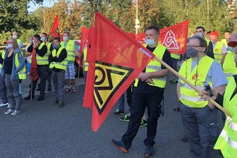 Warnstreik bei Grammer in Zwickau - Mitarbeiter fordern mehr Geld - Etwa 100 Mitarbeiterinnen und Mitarbeiter der Firma Grammer haben am Freitagmorgen in Zwickau gestreikt.
